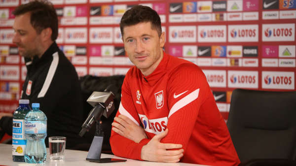 La participación de los futbolistas en la política incide directamente en el sentido del deporte